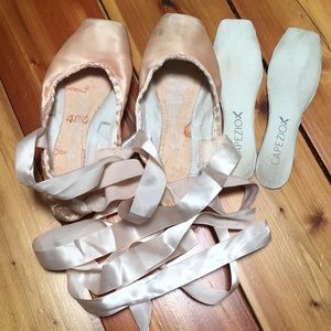 Capezio Demi pointe shoes size 5